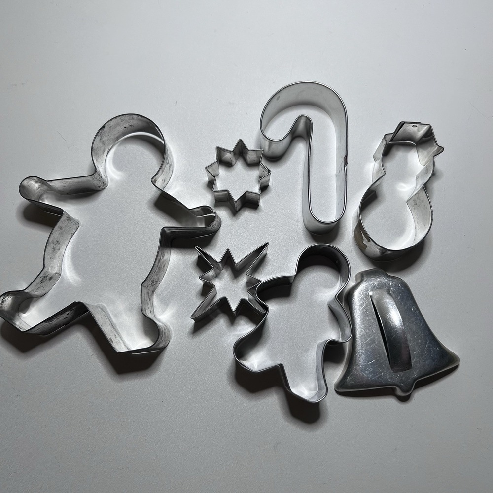 7 Vtg Metal Christmas Cookie Cutters Gingerbread Candy Cane Stars Bell Snowman‎